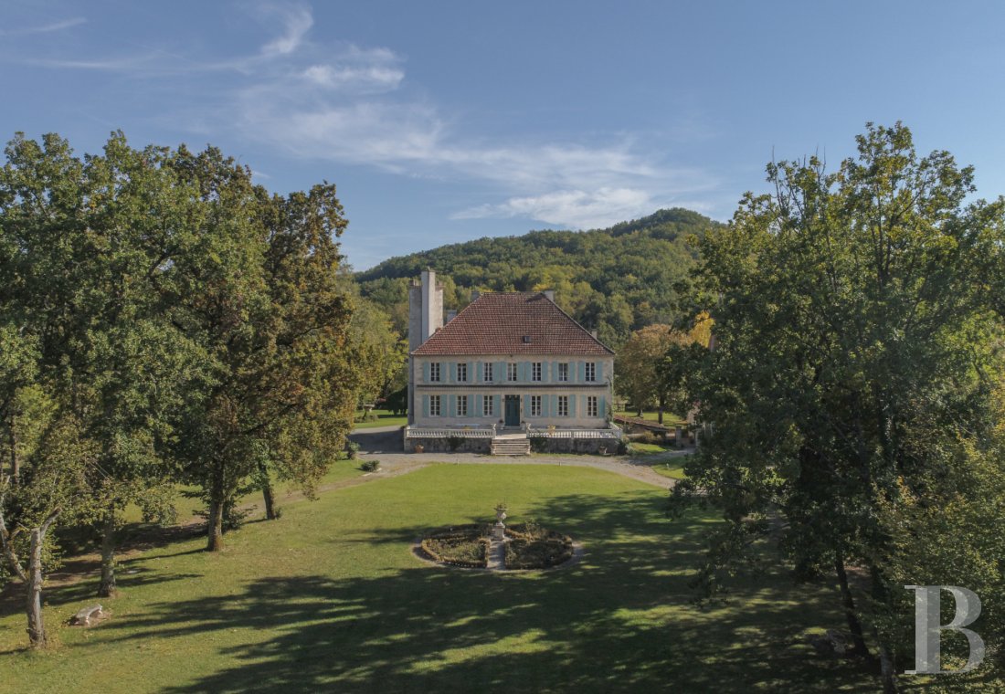 An 18th century chateau surrounded by trees and hills in the Lot valley - photo  n°31